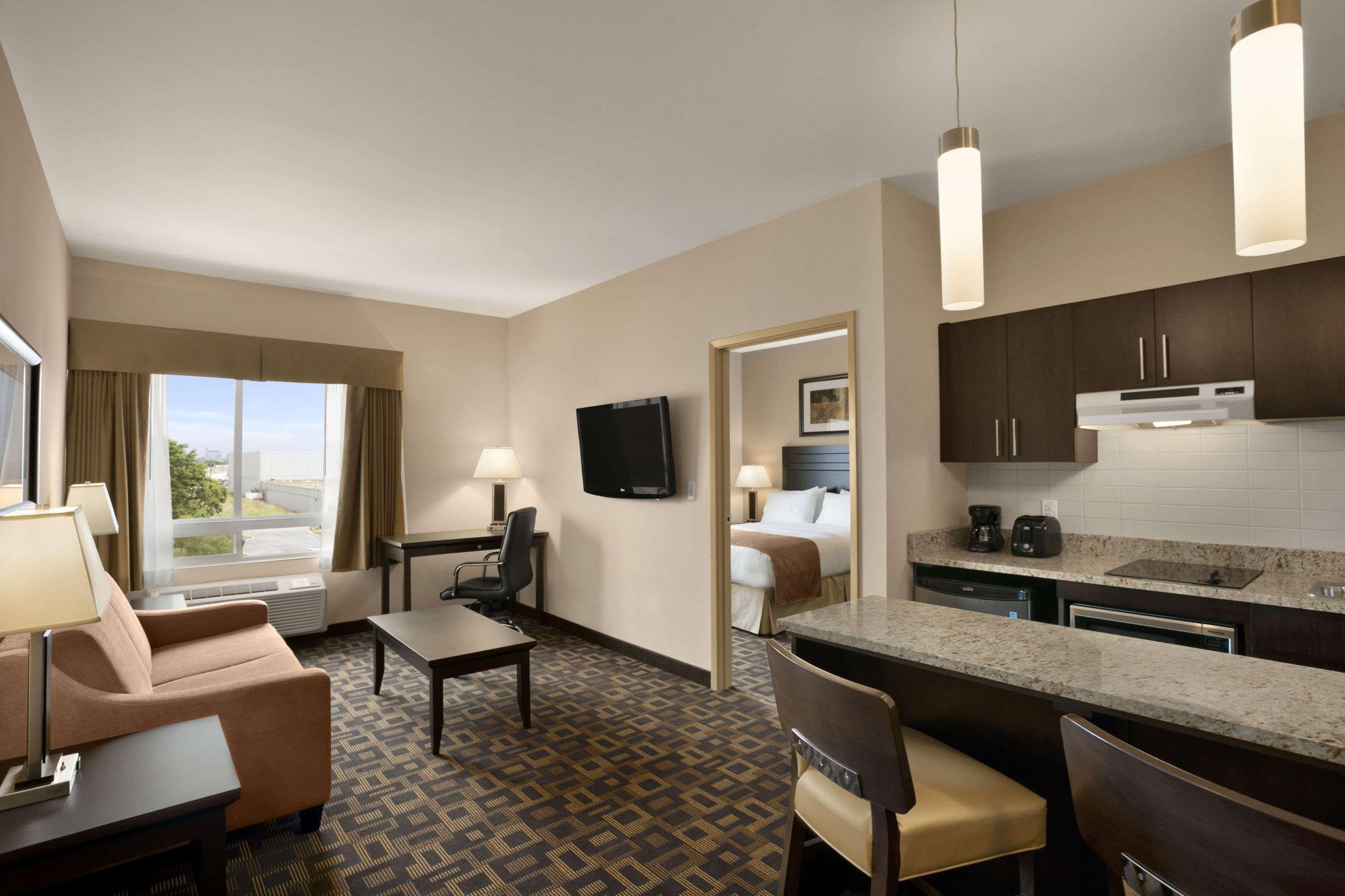 Days & By Wyndham Airport Manitoba 3*