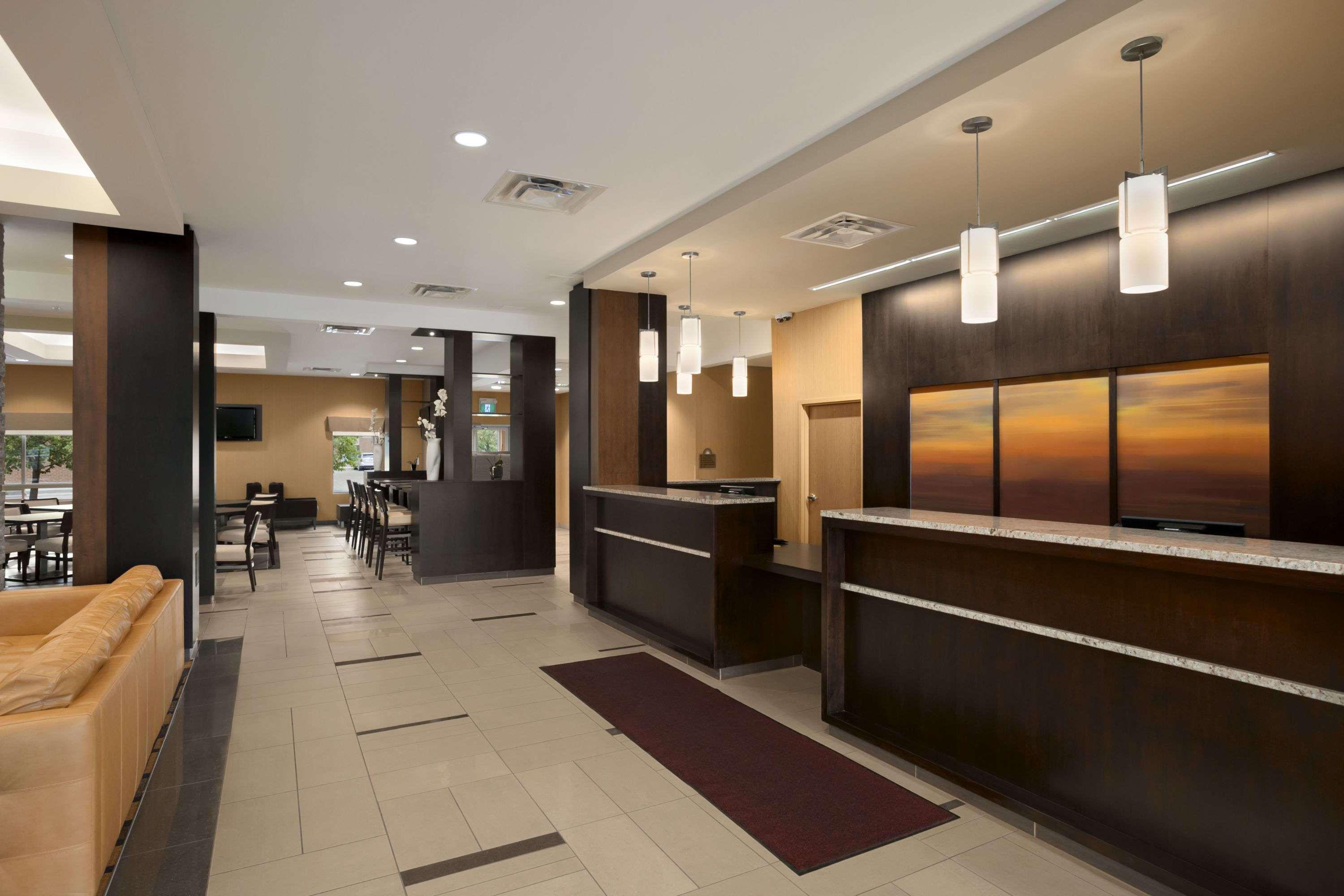 Days & By Wyndham Airport Manitoba Hotel