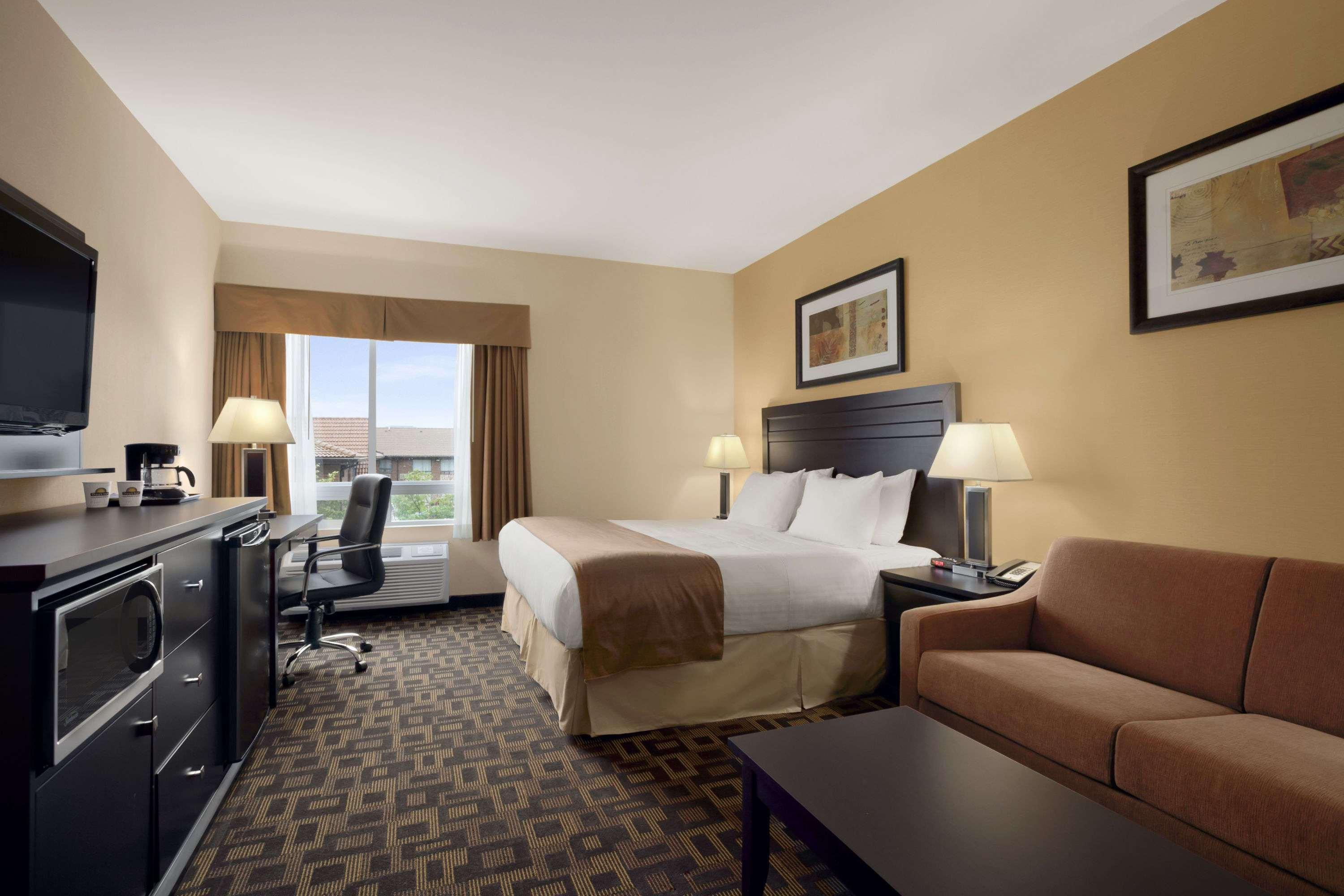 Days & By Wyndham Airport Manitoba