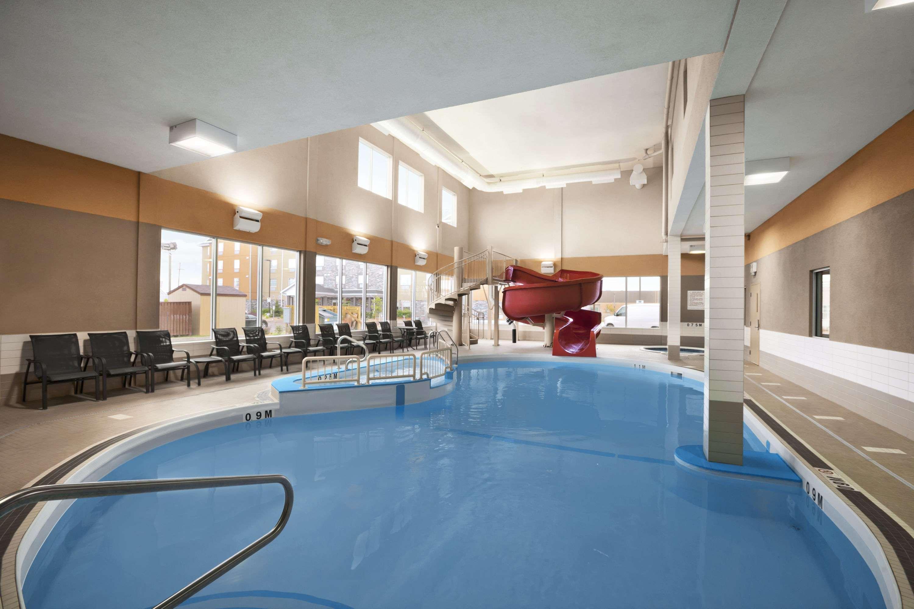 Hotel Days & By Wyndham Airport Manitoba