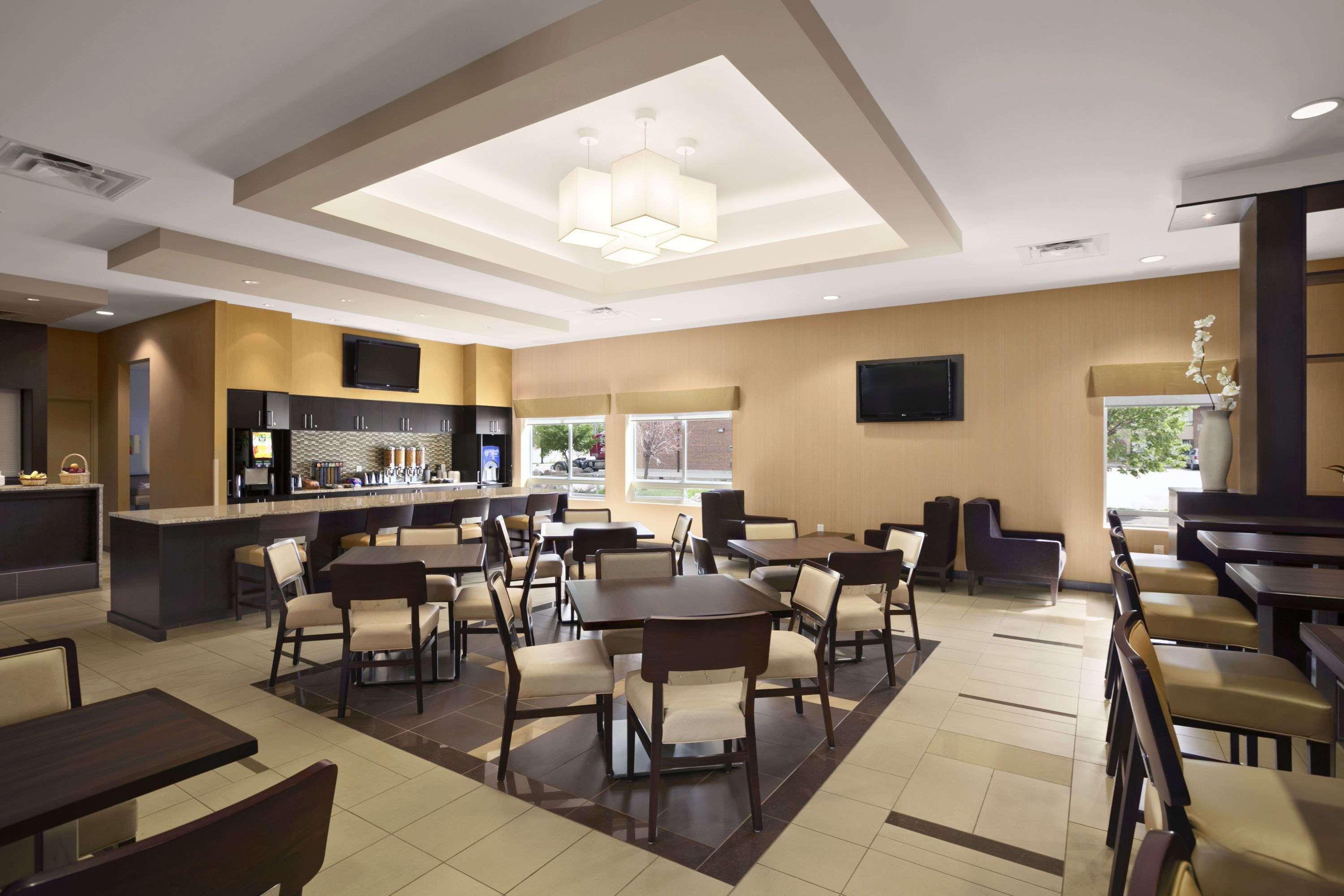 Days & By Wyndham Airport Manitoba Hotel 3*