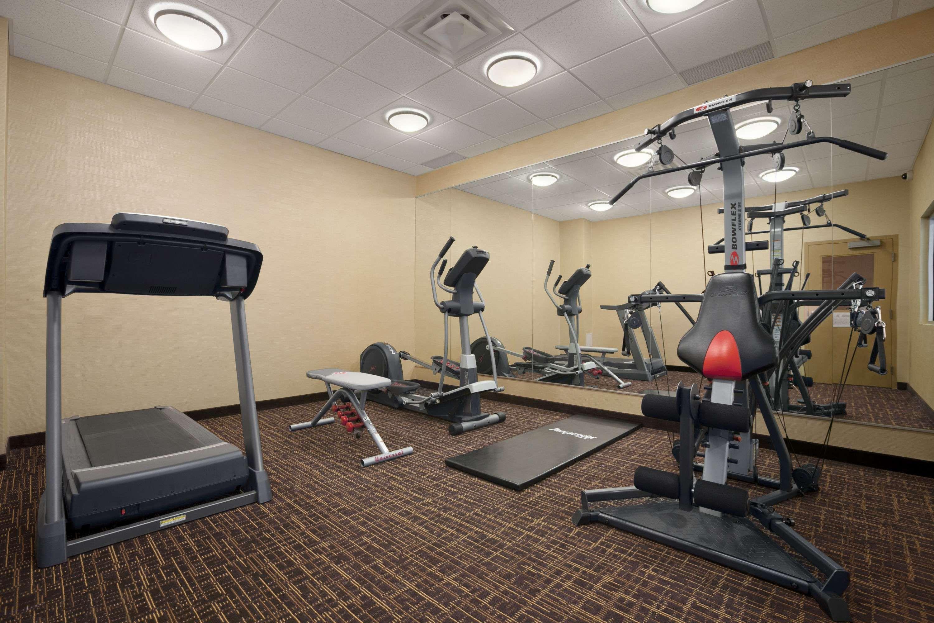 Hotel Days & By Wyndham Airport Manitoba Winnipeg