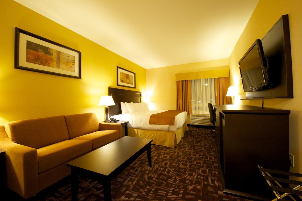 Days & By Wyndham Airport Manitoba Hotel 3*