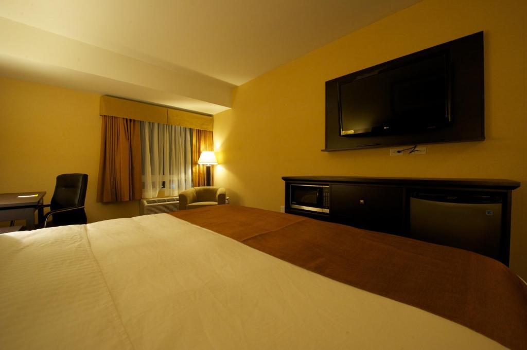 Days & By Wyndham Airport Manitoba Winnipeg