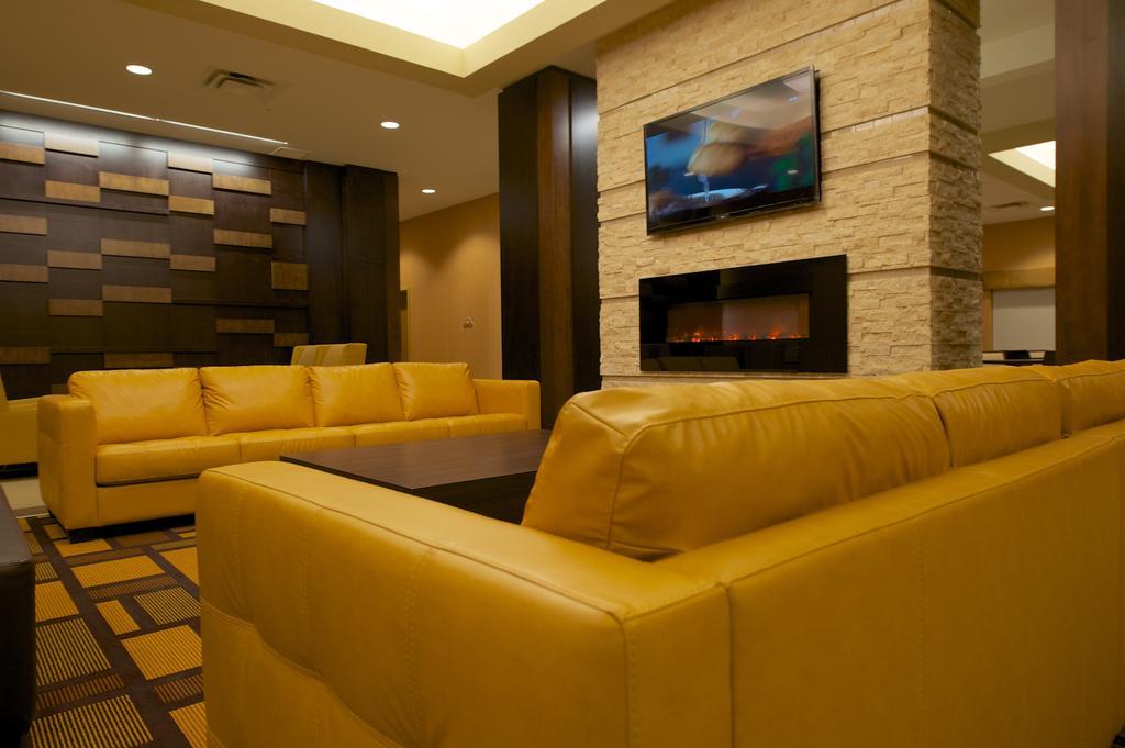 Days & By Wyndham Airport Manitoba Hotel