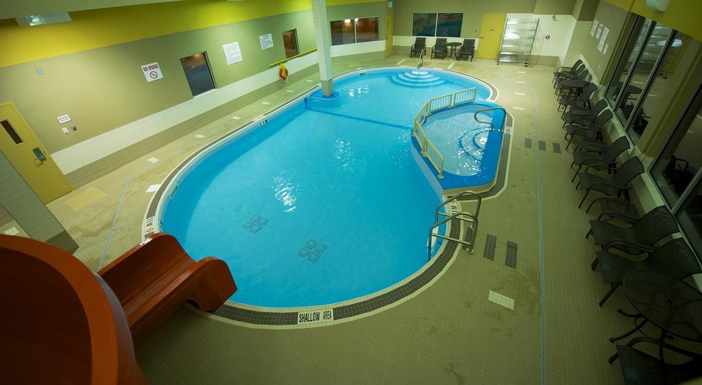 Hotel Days & By Wyndham Airport Manitoba