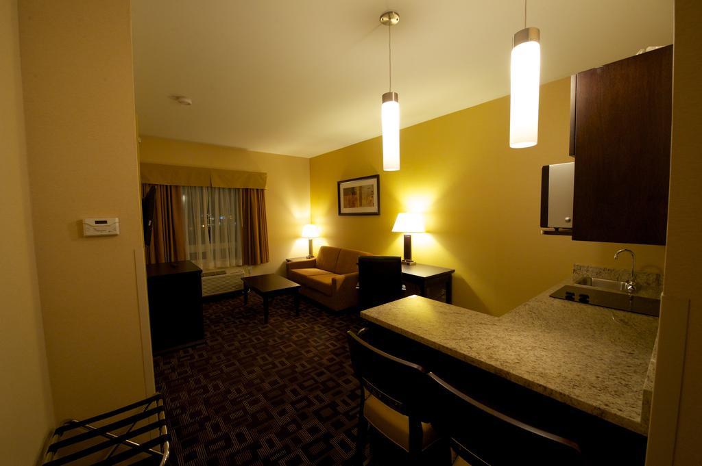 Days & By Wyndham Airport Manitoba Hotel