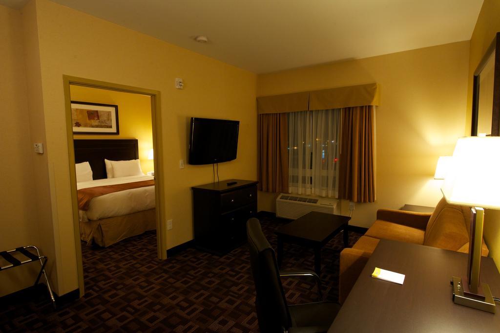 Days & By Wyndham Airport Manitoba 3*