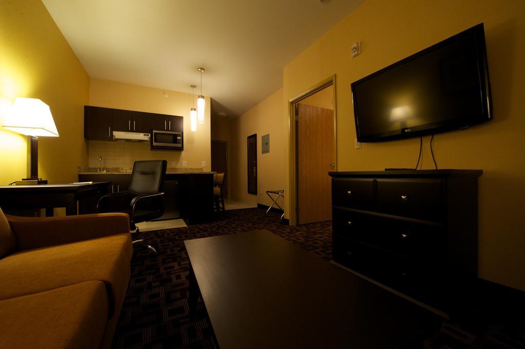 Days & By Wyndham Airport Manitoba Hotel 3*