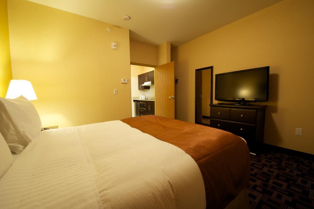 Days & By Wyndham Airport Manitoba Winnipeg