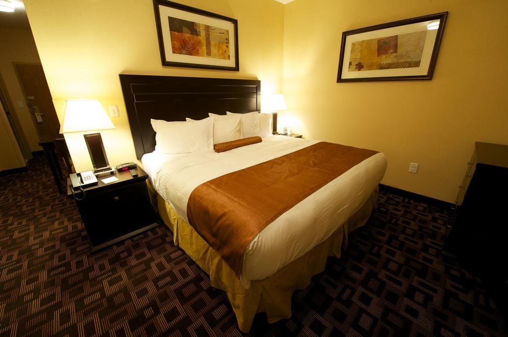Hotel Days & By Wyndham Airport Manitoba 3*