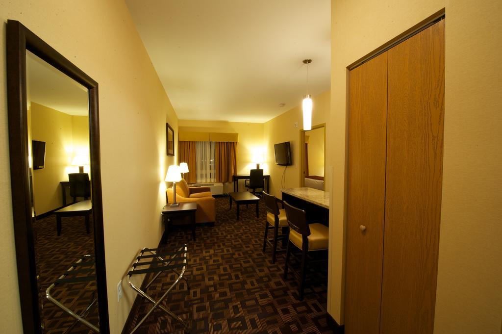 Days & By Wyndham Airport Manitoba 3*