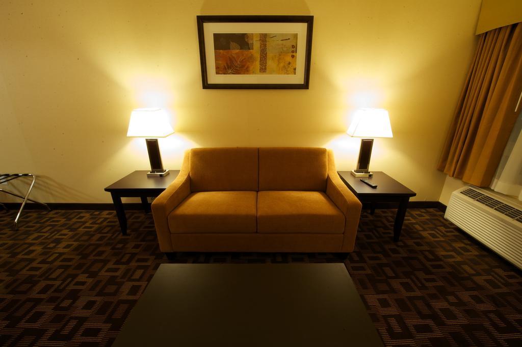 Days & By Wyndham Airport Manitoba Hotel 3*