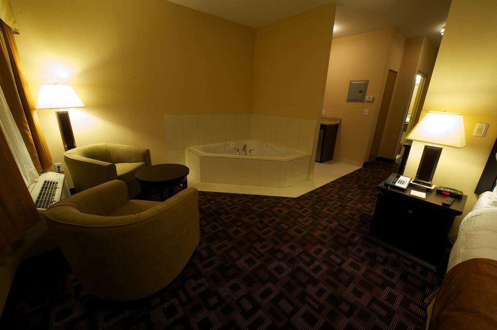 Days & By Wyndham Airport Manitoba Hotel